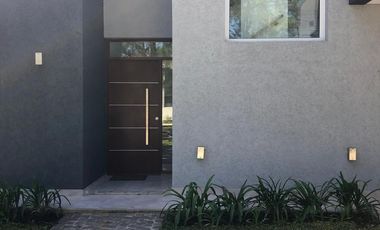 Casa en venta - 4 Dormitorios 3 Baños - Cochera - 1.320Mts2 - La Plata