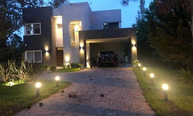 Casa en venta - 4 Dormitorios 3 Baños - Cochera - 1.320Mts2 - La Plata