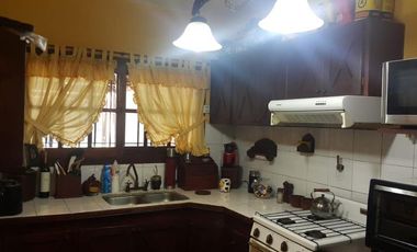 Casa en PH al frente de 2 dormitorios, cochera y patio.- Banfield E.