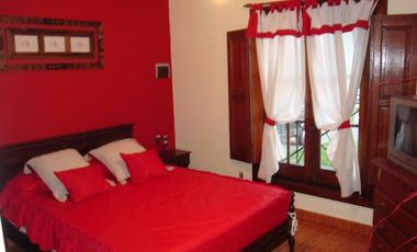 Casa en PH al frente de 2 dormitorios, cochera y patio.- Banfield E.