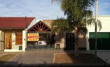 Casa en PH al frente de 2 dormitorios, cochera y patio.- Banfield E.