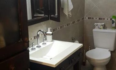 Casa en PH al frente de 2 dormitorios, cochera y patio.- Banfield E.