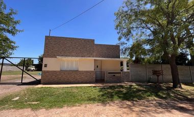 Casa en venta - 2 Dormitorios 1 Baño - Cochera - 2000Mts2 - Los Pinos, Balcarce
