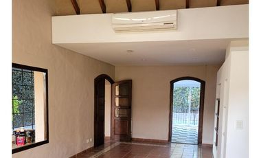 Casa en venta - 4 Dormitorios 3 Baños - Cochera - 244Mts2 - Bella Vista
