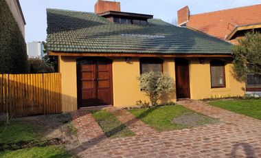 Casa en venta - 4 Dormitorios 3 Baños - Cochera - 244Mts2 - Bella Vista