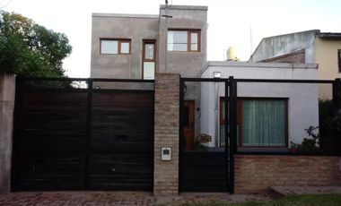 Casa en venta - 2 Dormitorios 2 Baños - Cocheras - 330Mts2 - Quequén