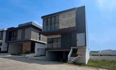 CASA DE 3 NIVELES  EN VENTA EN PUNTA TIBURÓN