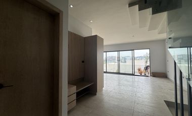 CASA DE 3 NIVELES  EN VENTA EN PUNTA TIBURÓN