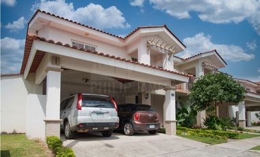 Remate: Venta de Casa en Versalles, Ph Reservas de Versalles.