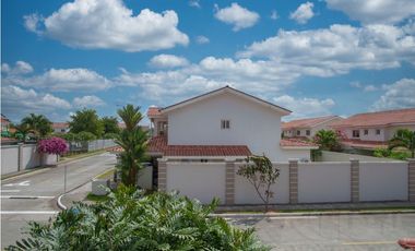 Remate: Venta de Casa en Versalles, Ph Reservas de Versalles.