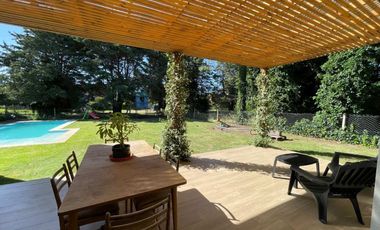 VENTA CASA CON PILETA Y HERMOSO PARQUE