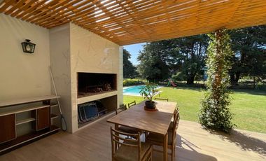 VENTA CASA CON PILETA Y HERMOSO PARQUE