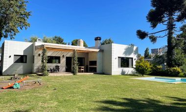 VENTA CASA CON PILETA Y HERMOSO PARQUE