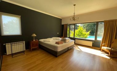 VENTA CASA CON PILETA Y HERMOSO PARQUE