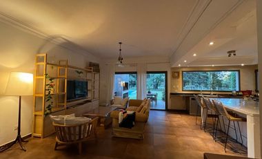 VENTA CASA CON PILETA Y HERMOSO PARQUE