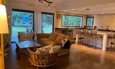 VENTA CASA CON PILETA Y HERMOSO PARQUE