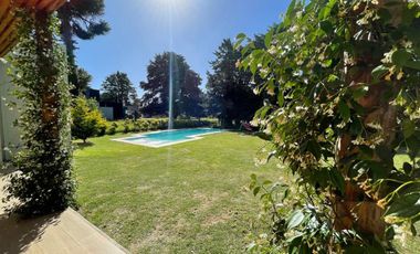 VENTA CASA CON PILETA Y HERMOSO PARQUE