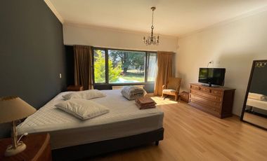 VENTA CASA CON PILETA Y HERMOSO PARQUE