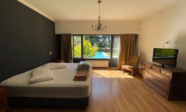 VENTA CASA CON PILETA Y HERMOSO PARQUE