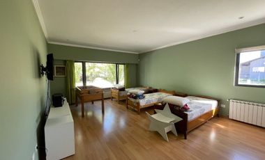 VENTA CASA CON PILETA Y HERMOSO PARQUE