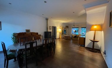 VENTA CASA CON PILETA Y HERMOSO PARQUE