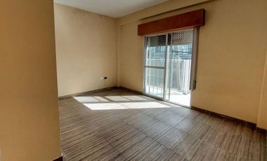 VENTA EDIFICIO DEPOSITO Y 2 DEPARTAMENTOS 3 AMBS