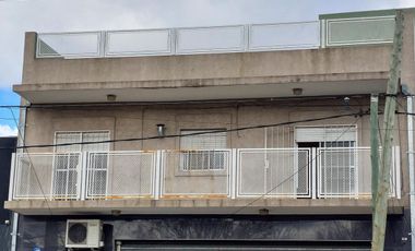 VENTA EDIFICIO DEPOSITO Y 2 DEPARTAMENTOS 3 AMBS