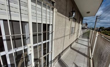 VENTA EDIFICIO DEPOSITO Y 2 DEPARTAMENTOS 3 AMBS