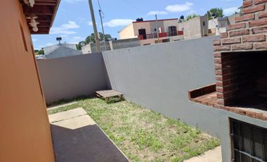 Casa en venta - 2 Dormitorios 1 Baño - 70mts2 - Mar Del Tuyu