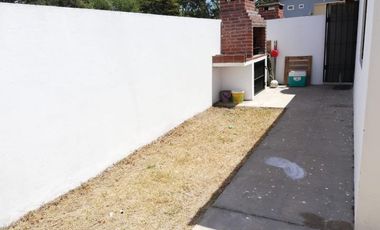 Casa en venta - 2 Dormitorios 1 Baño - 70mts2 - Mar Del Tuyu