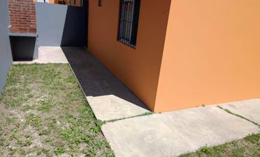 Casa en venta - 2 Dormitorios 1 Baño - 70mts2 - Mar Del Tuyu