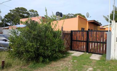 Casa en venta - 2 Dormitorios 1 Baño - 70mts2 - Mar Del Tuyu