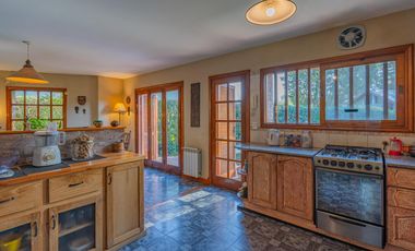 Casa 5 ambientes sobre lote de 1.200 m2 en barrio Montemar