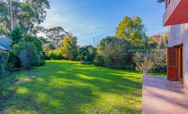 Casa 5 ambientes sobre lote de 1.200 m2 en barrio Montemar