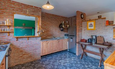 Casa 5 ambientes sobre lote de 1.200 m2 en barrio Montemar