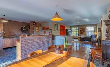 Casa 5 ambientes sobre lote de 1.200 m2 en barrio Montemar