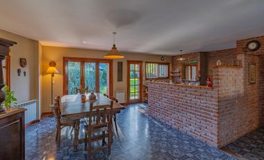 Casa 5 ambientes sobre lote de 1.200 m2 en barrio Montemar