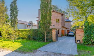 Casa 5 ambientes sobre lote de 1.200 m2 en barrio Montemar