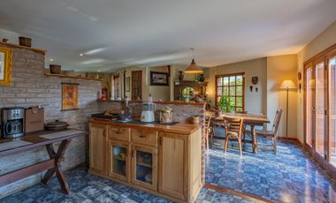 Casa 5 ambientes sobre lote de 1.200 m2 en barrio Montemar