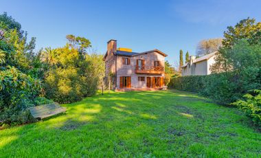 Casa 5 ambientes sobre lote de 1.200 m2 en barrio Montemar