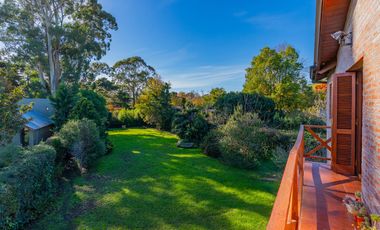 Casa 5 ambientes sobre lote de 1.200 m2 en barrio Montemar