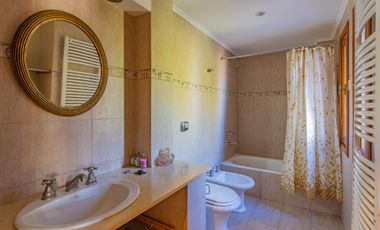 Casa 5 ambientes sobre lote de 1.200 m2 en barrio Montemar