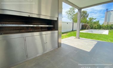 Casa en venta en Barrio Los Troncos en una planta con 3 dormitorios. Berazategui. Toma permuta.