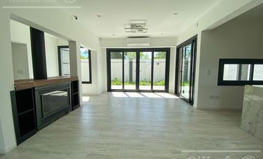 Casa en venta en Barrio Los Troncos en una planta con 3 dormitorios. Berazategui. Toma permuta.