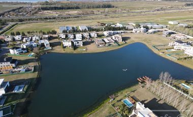 Casa en venta en Barrio Los Troncos en una planta con 3 dormitorios. Berazategui. Toma permuta.