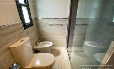 Casa en venta en Barrio Los Troncos en una planta con 3 dormitorios. Berazategui. Toma permuta.