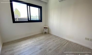 Casa en venta en Barrio Los Troncos en una planta con 3 dormitorios. Berazategui. Toma permuta.
