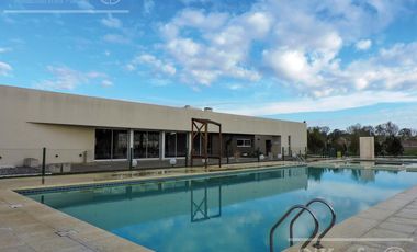 Casa en venta en Barrio Los Troncos en una planta con 3 dormitorios. Berazategui. Toma permuta.