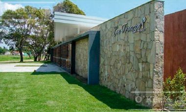 Casa en venta en Barrio Los Troncos en una planta con 3 dormitorios. Berazategui. Toma permuta.