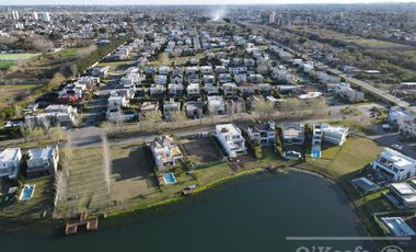 Casa en venta en Barrio Los Troncos en una planta con 3 dormitorios. Berazategui. Toma permuta.